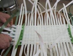 Плетение корзинки из упаковочной ленты