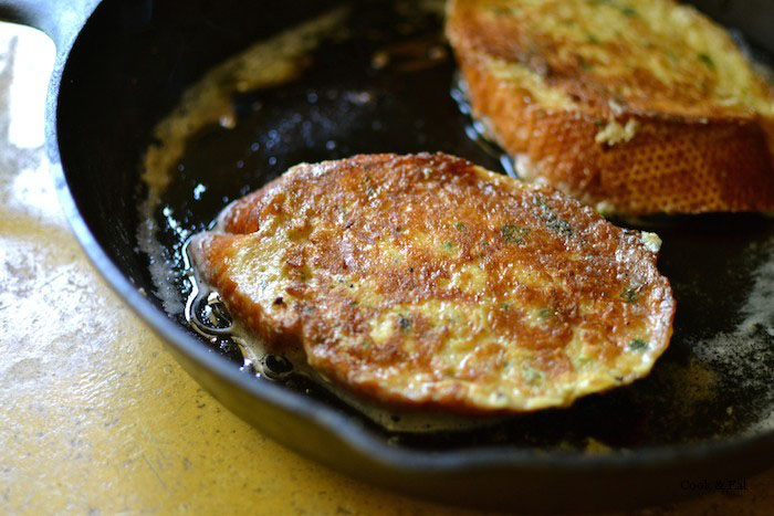 Как вкусно пожарить хлеб с яйцами и молоком