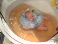 ควรอาบน้ำทารกในอ่างอาบน้ำขนาดใหญ่เมื่อใดและอย่างไร?